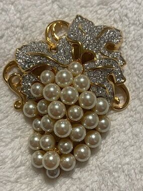 Swarovski Pearl Cluster Grapevine Brooch with Crystal Leaves - Gold Tone